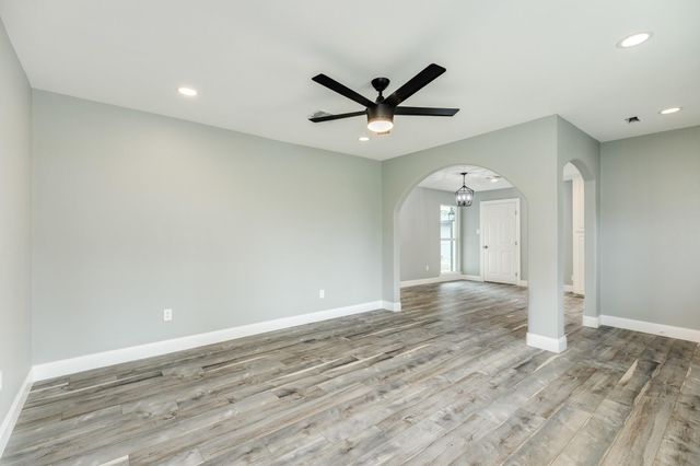 300 N Shanks Street, Clute, TX 77531