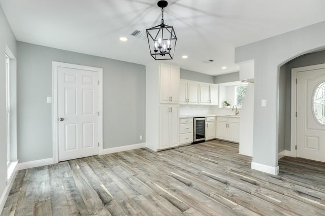 300 N Shanks Street, Clute, TX 77531