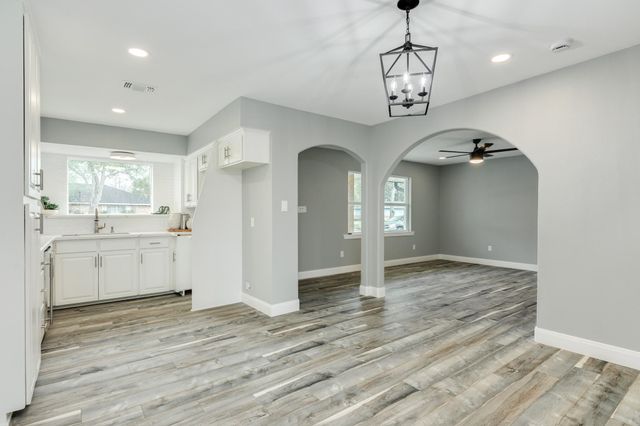 300 N Shanks Street, Clute, TX 77531