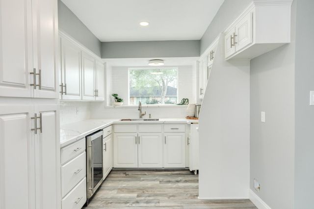 300 N Shanks Street, Clute, TX 77531