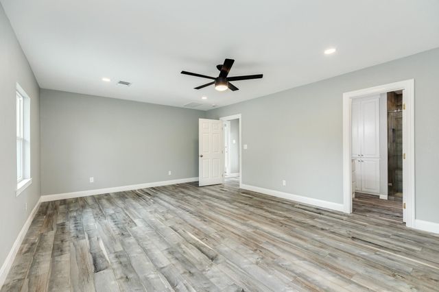 300 N Shanks Street, Clute, TX 77531