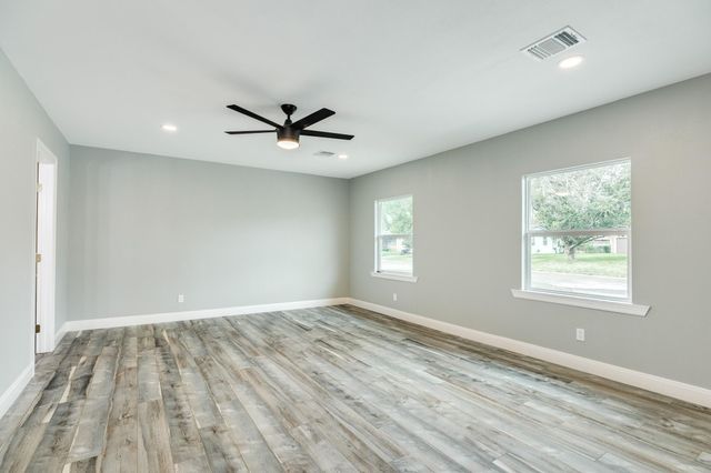 300 N Shanks Street, Clute, TX 77531