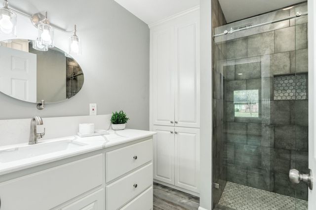 300 N Shanks Street, Clute, TX 77531