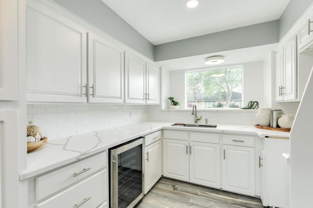 300 N Shanks Street, Clute, TX 77531