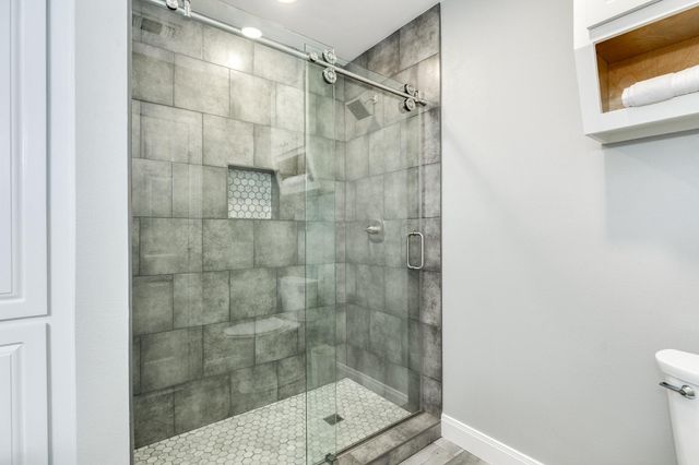 300 N Shanks Street, Clute, TX 77531