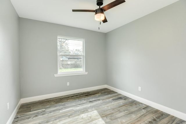 300 N Shanks Street, Clute, TX 77531