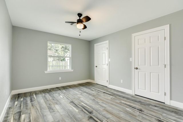 300 N Shanks Street, Clute, TX 77531