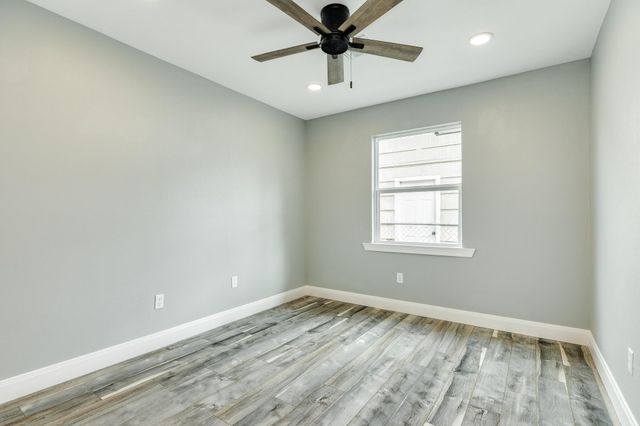 300 N Shanks Street, Clute, TX 77531