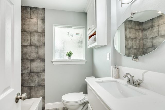 300 N Shanks Street, Clute, TX 77531