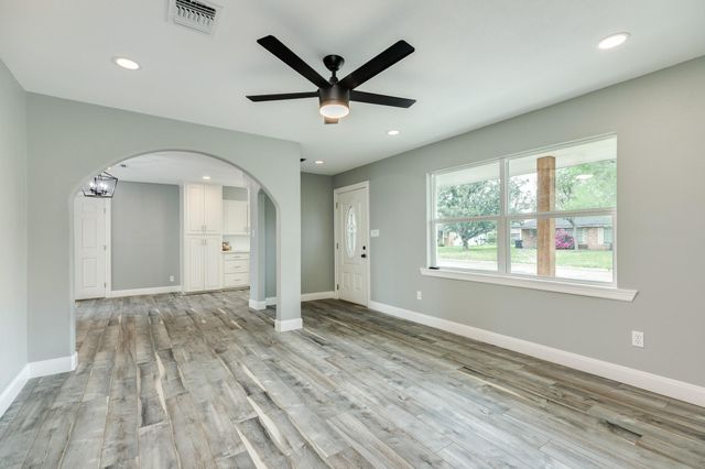 300 N Shanks Street, Clute, TX 77531