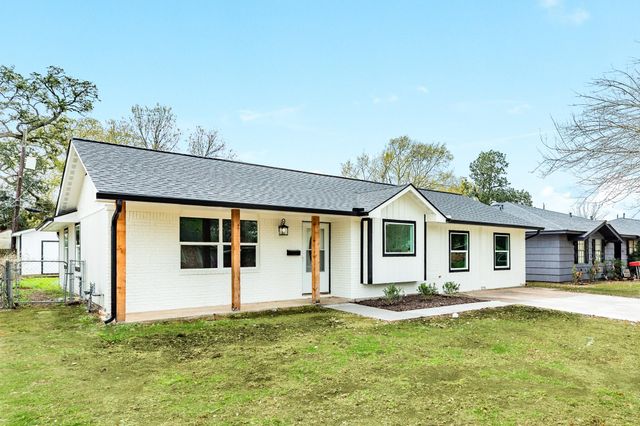 300 N Shanks Street, Clute, TX 77531