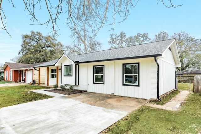 300 N Shanks Street, Clute, TX 77531