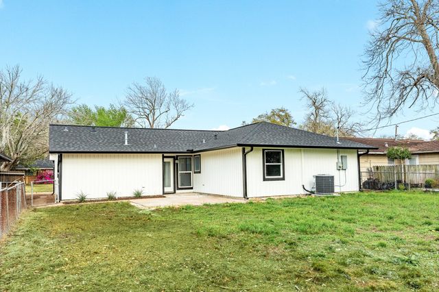 300 N Shanks Street, Clute, TX 77531