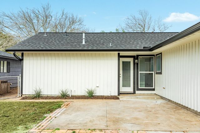 300 N Shanks Street, Clute, TX 77531