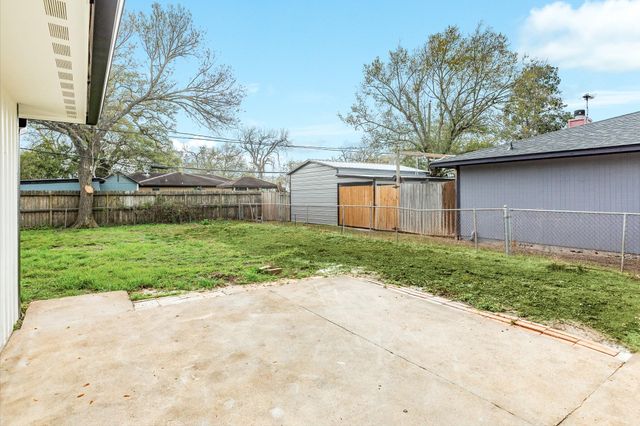 300 N Shanks Street, Clute, TX 77531