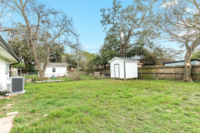 300 N Shanks Street, Clute, TX 77531