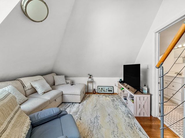 83 Pleasant St 7, Marblehead, MA 01945