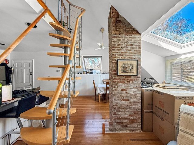 83 Pleasant St 7, Marblehead, MA 01945