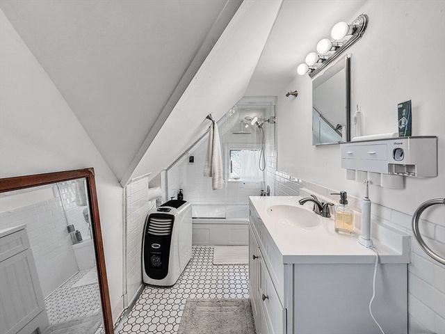 83 Pleasant St 7, Marblehead, MA 01945