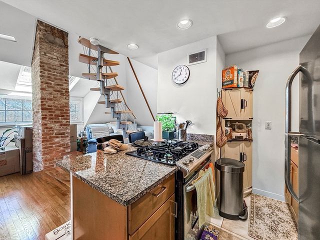 83 Pleasant St 7, Marblehead, MA 01945