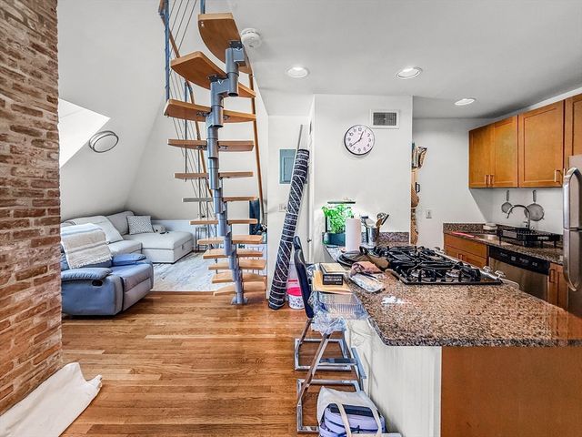 83 Pleasant St 7, Marblehead, MA 01945