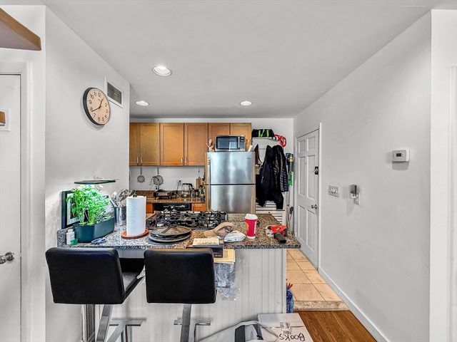 83 Pleasant St 7, Marblehead, MA 01945