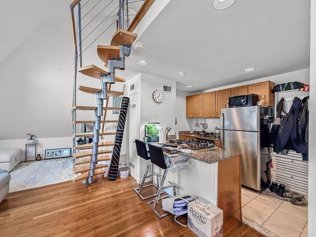 83 Pleasant St 7, Marblehead, MA 01945