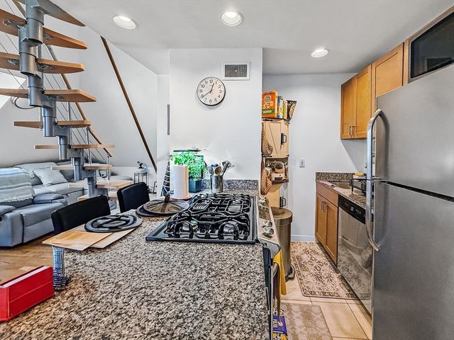 83 Pleasant St 7, Marblehead, MA 01945