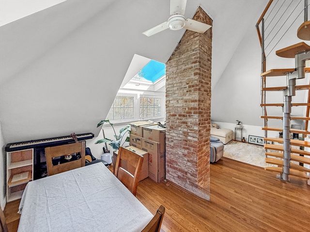 83 Pleasant St 7, Marblehead, MA 01945