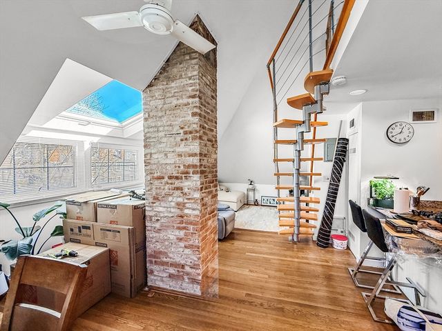 83 Pleasant St 7, Marblehead, MA 01945