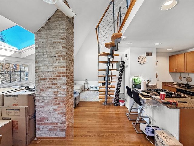 83 Pleasant St 7, Marblehead, MA 01945