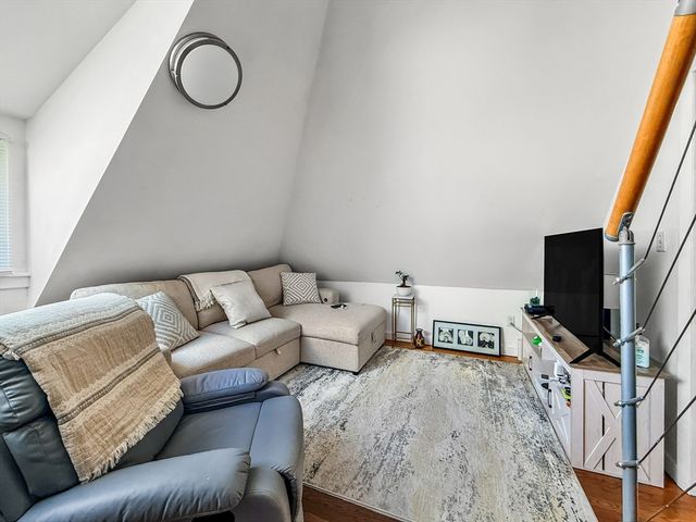 83 Pleasant St 7, Marblehead, MA 01945