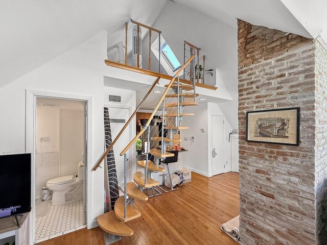 83 Pleasant St 7, Marblehead, MA 01945