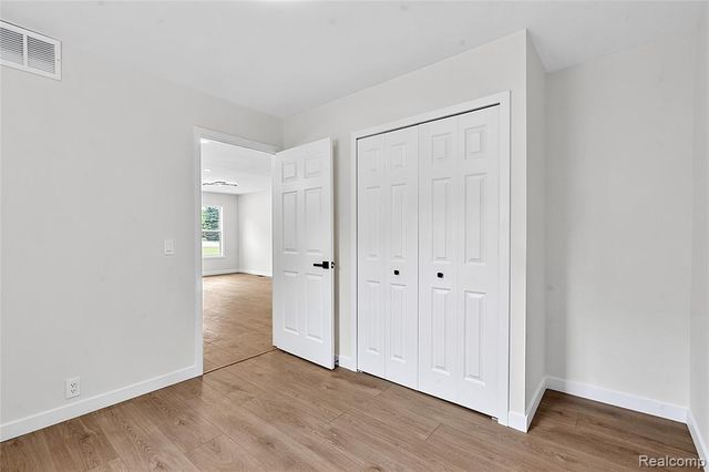 2840 Oldsmobile Avenue, Waterford, MI 48328