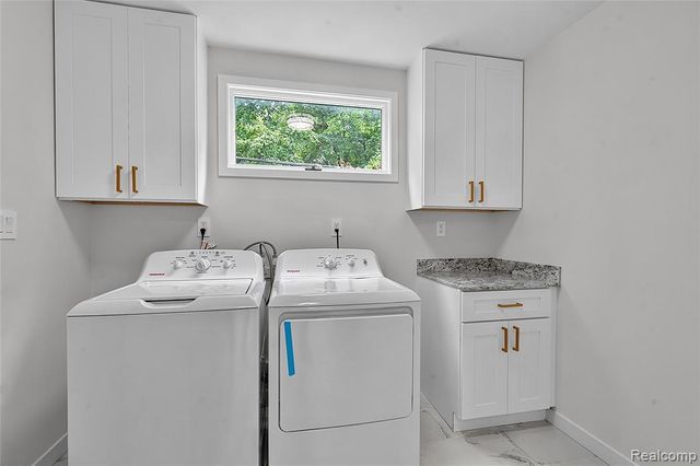 2840 Oldsmobile Avenue, Waterford, MI 48328