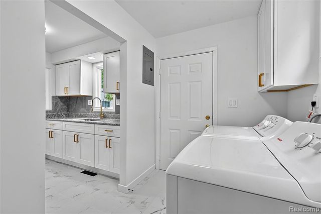 2840 Oldsmobile Avenue, Waterford, MI 48328