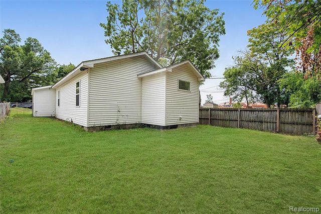 2840 Oldsmobile Avenue, Waterford, MI 48328