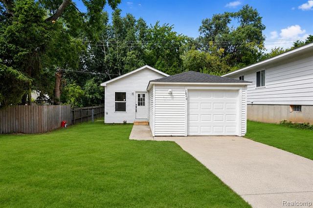 2840 Oldsmobile Avenue, Waterford, MI 48328