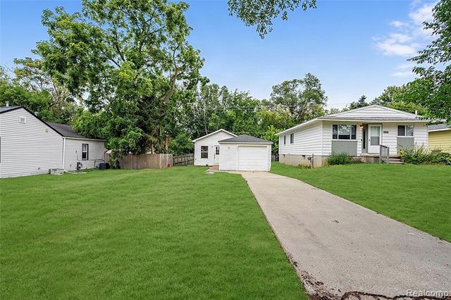2840 Oldsmobile Avenue, Waterford, MI 48328