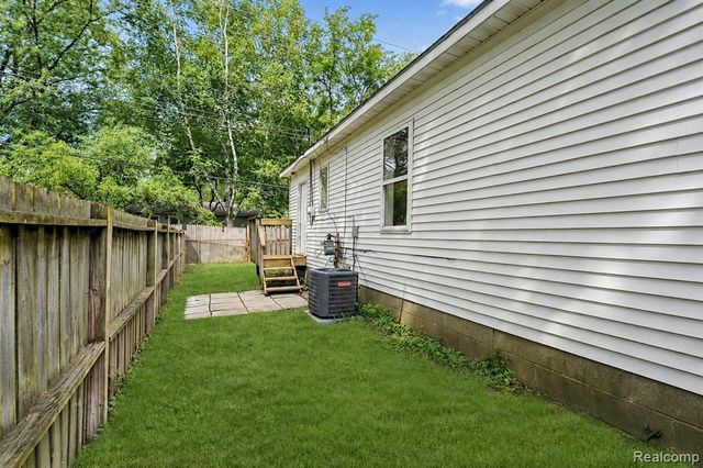 2840 Oldsmobile Avenue, Waterford, MI 48328