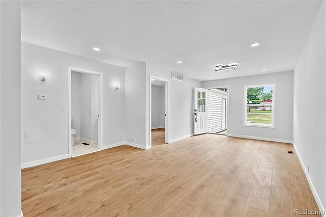 2840 Oldsmobile Avenue, Waterford, MI 48328