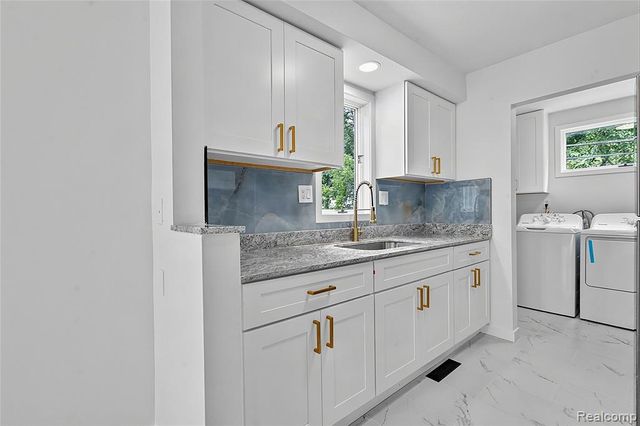 2840 Oldsmobile Avenue, Waterford, MI 48328