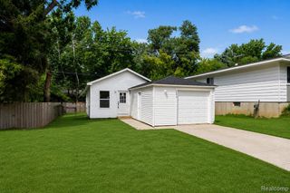 2840 Oldsmobile Avenue, Waterford, MI 48328
