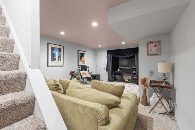 300 Falmouth Road APT 20C, Mashpee, MA 02649