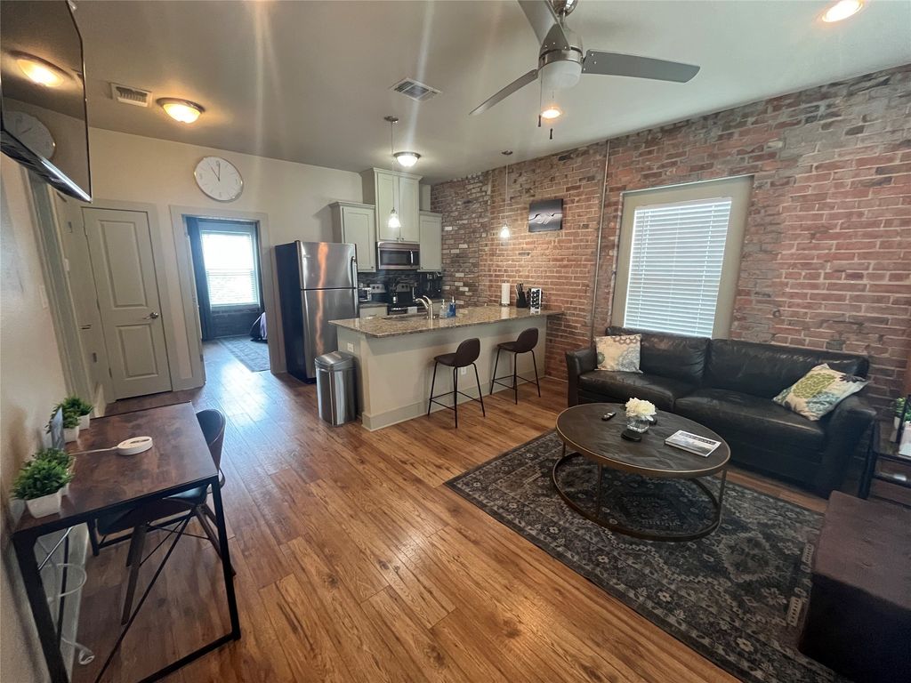 919 Alston Avenue 203, Fort Worth, TX 76104