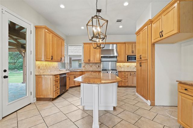 17 Horseshoe CT, New Braunfels, TX 78132