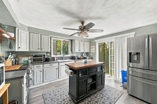 3320 County St, Somerset, MA 02726