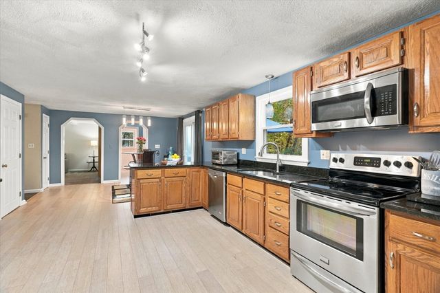 8 Montclair Ave, Andover, MA 01810