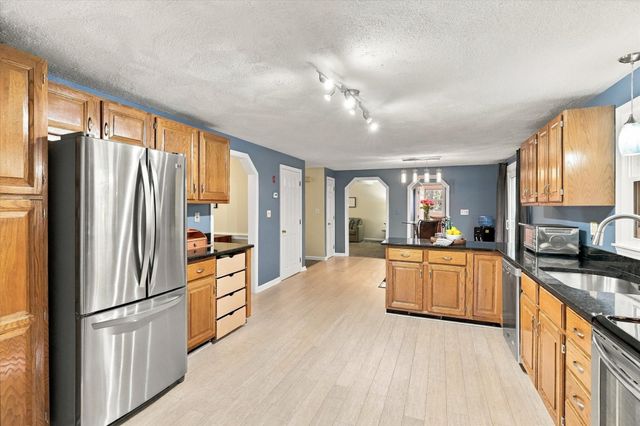 8 Montclair Ave, Andover, MA 01810