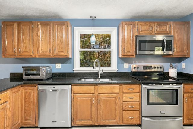8 Montclair Ave, Andover, MA 01810